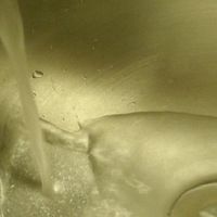 精打细算家庭下水道堵了不慌：疏通液强力溶解安全便宜好用都要看