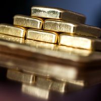 国际金价冲破4400美元，国内金饰一夜飙至1340元