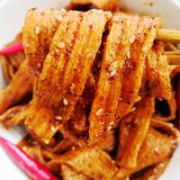 卫龙魔芋爽值得买吗？这两种口味公认好吃，麻酱味真心劝退