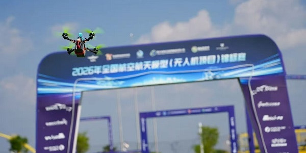 草原上空F1！500飞手鄂尔多斯巅峰对决，成吉思汗陵旁上演速度与激情