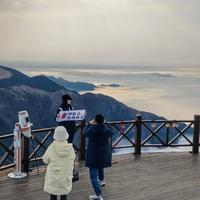 武功山捡垃圾换奖牌成社交硬通货:9年160万人入局,环保特种兵为何让人上瘾