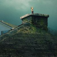 三天2750万播放登顶Netflix全球第一，评论区却在刷“剧本像AI写的”：《最后孤屋》，悬疑党现在值得点开吗