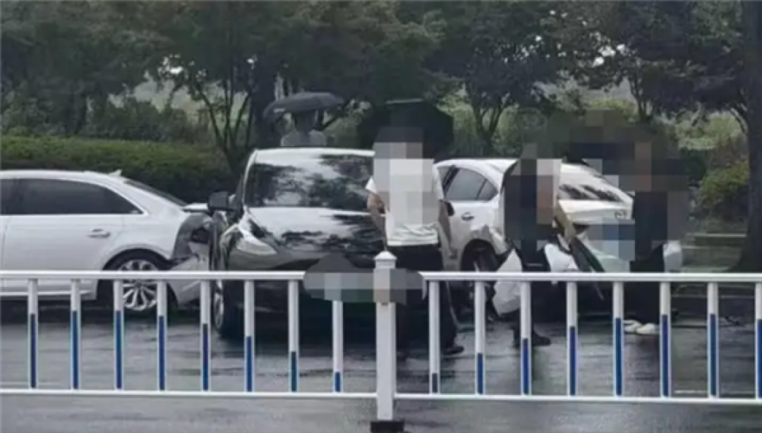 特斯拉送4S店检修 上路测试被撞报废!保险公司称处维修期间拒赔