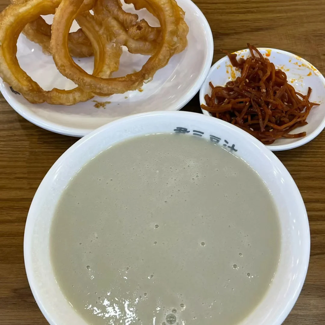 美国记者喝豆汁崩溃刷屏：不是难喝，是你没喝对