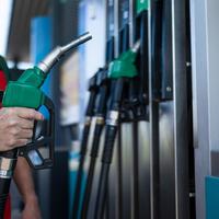 油价刚降0.18元 28日或再涨0.15元