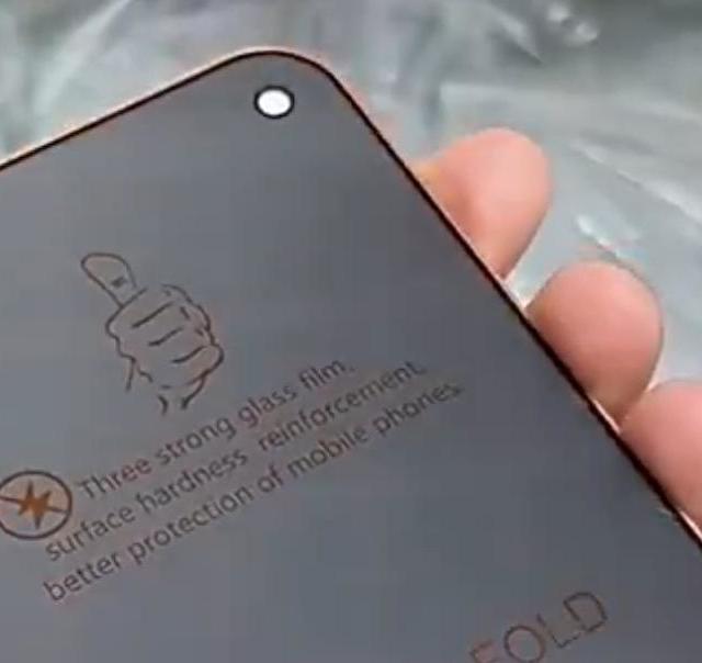 苹果真要改脸了？苹果首款iPhone Ultra又有新料：前摄竟跑右上角