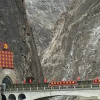 折多山3公里挪了1个多小时,怒江72拐从11点堵到18点半:翻了最近一周30多条实时帖,整理出这份8月中旬堵车侦察