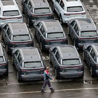 Model 3二十万起、70公里问界M9卖36.99万：「零公里二手车」又爆了，买之前先算清你省的是什么、失去的是什么