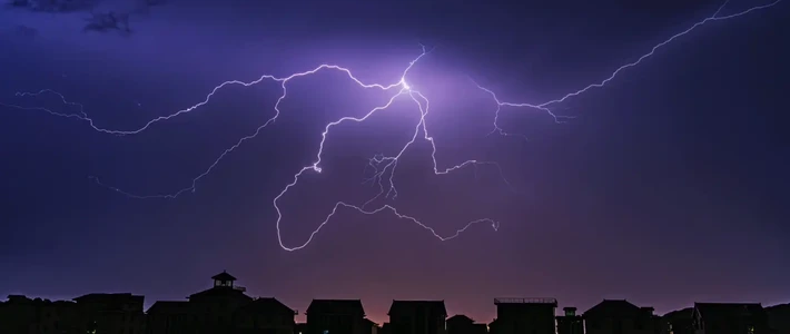 拍闪电不靠手速：让快门96%的时间开着等它来撞，雷雨季拍闪电三条路线的成本账