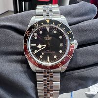 帝舵两年涨了两次价，百年灵却在打折：4万档GMT二选一，先把这4笔账算清