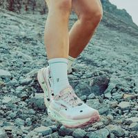 同样贴着黄色八角标，却不是同一块底：买「V底」之前，先搞懂 Vibram 的配方