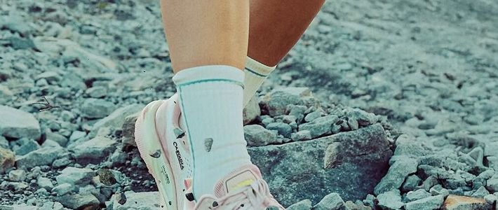 同样贴着黄色八角标，却不是同一块底：买「V底」之前，先搞懂 Vibram 的配方