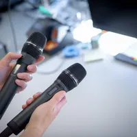周深成森海塞尔Spectera中国大陆首位定制版拥有者：这套麦一套10万+、还没开卖，我把从超级碗到《歌手2026》的线捋清楚了