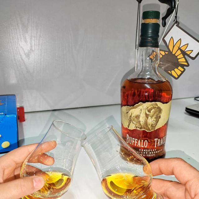水牛足迹喝完别乱买：同一家酒厂的进阶天梯，从86元口粮到《疾速追杀》同款