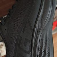 全黑安踏跑鞋：低调耐看