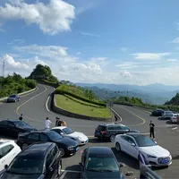 三天三起塌方，暴雨预警还在继续：暑期进山的新手，先练这三个判断再练会车
