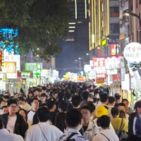 烤冷面十五块、夜市逛不起？供需两端的集体吐槽，撕开了夜市经济的真实褶皱