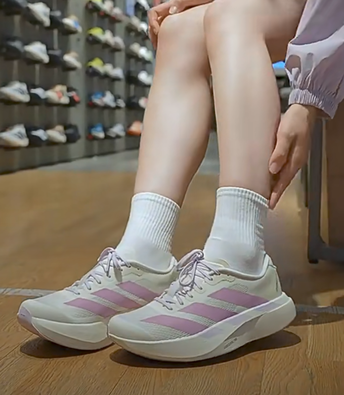 阿迪达斯跑鞋