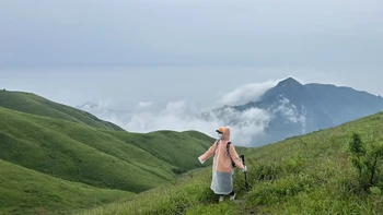 68块的雨衣被老驴喊无敌，几千块的冲锋衣里外全湿：翻了30多篇淋雨帖，才搞懂夏天雨具的钱该怎么花