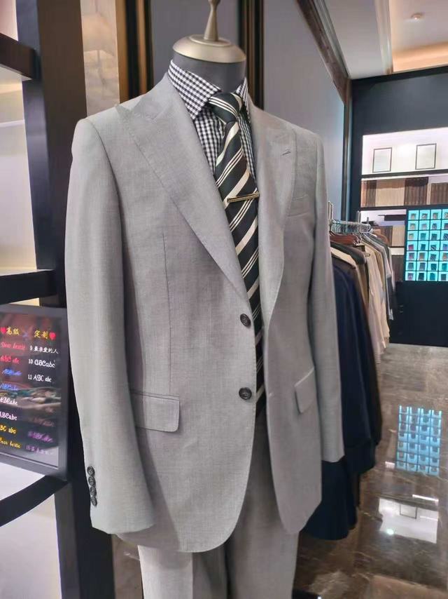 总算是定制到了一件好西服