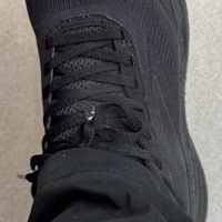 全黑安踏跑鞋：简约耐穿