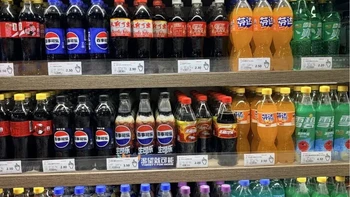 碳酸饮料“送都送不出去”，可口可乐却卖出17年最好成绩：对完十几组数据才明白，崩的是“糖”，不是汽