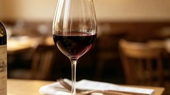 红酒“涩、酸、冲”？女生挑红酒看这3点，手把手教你选对不踩雷