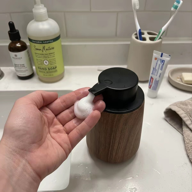 洗面奶挤出来搓半天？这瓶一按，绵密泡沫直接出
