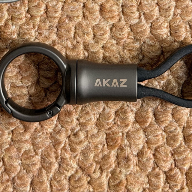 AKAZ 定制240W钥匙扣挂绳数据线使用两星期测评（🍑科学捡漏）