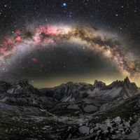 英仙座流星雨结束了，星空还没散场：三种预算抓住银河收官窗口，附下半年天象日历