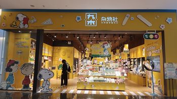 史努比生日月撞上开学季：这波6个联名全拆解，哪些值得入、哪些是“情怀税”