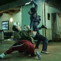《火遮眼》终于网播了:国内票房2亿、北美赢了《突袭》,错过院线的动作粉,这会员费该怎么花?