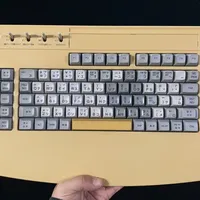 你挖出来的 Win95 键盘，是不是已经黄成「Win98」了？四条去黄路子对比：9.9 元双氧水不是唯一答案，有的键盘根本别泡