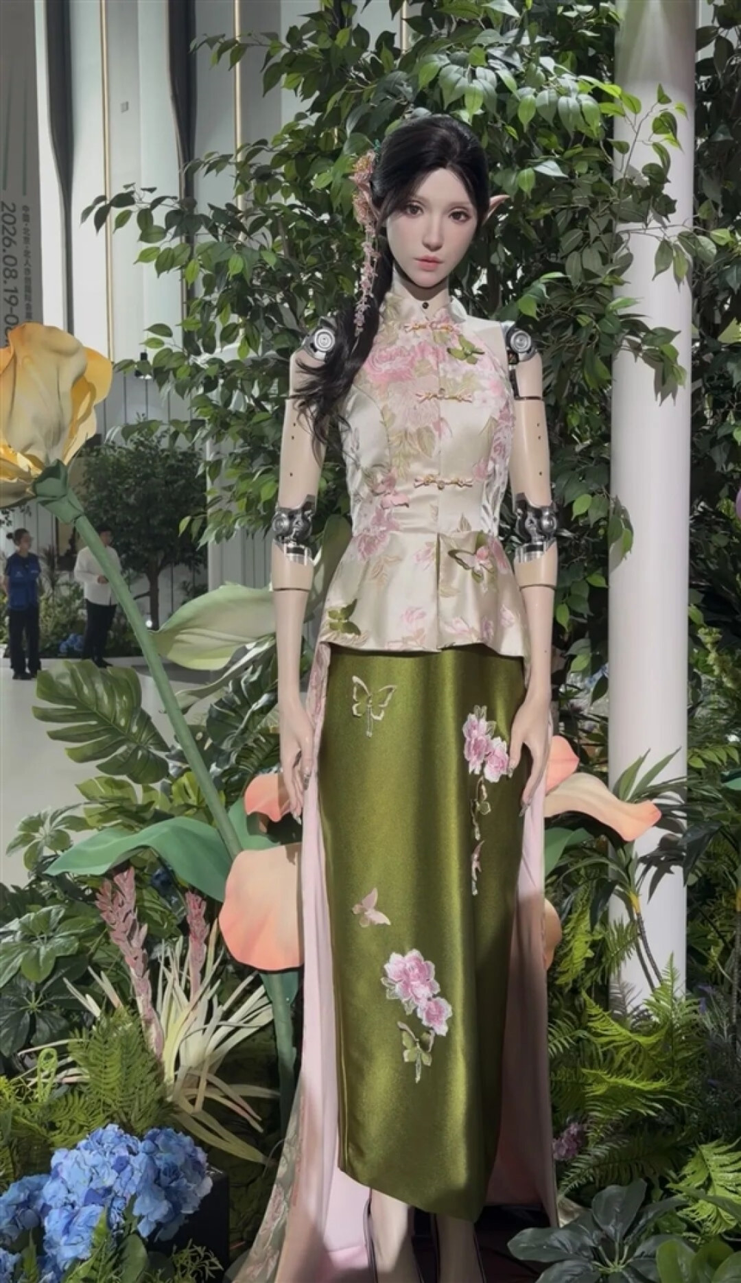 国风穿搭面容精致！最美机器人亮相展会：脸部皮肤7年不变质