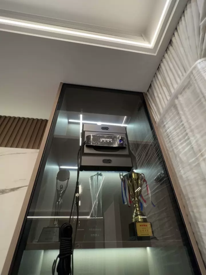 摩尔先生擦窗机器人