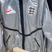 世界杯结束一个月，Palace × 英格兰球衣溢价从"快一万"回落到 2500 元：现在该出手还是再蹲蹲？
