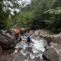 168元的溪降、298元的瀑降，今夏爆火，但没人跟你说清楚那根绳的安全冗余