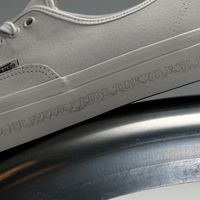 NBHD × Vans 年度定番又来了：839 元的 OTW Authentic，是挤牙膏还是做工天花板？