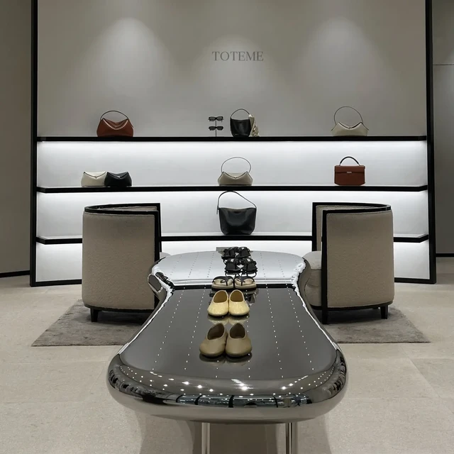 TOTEME的8月双窗口：FW26新品全价到店，SS26六折还在，这季预算怎么放