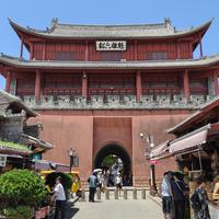 动车20多分钟、免门票、饵丝8元一碗：巍山这座“活着的古城”，值得去一天还是住一晚？