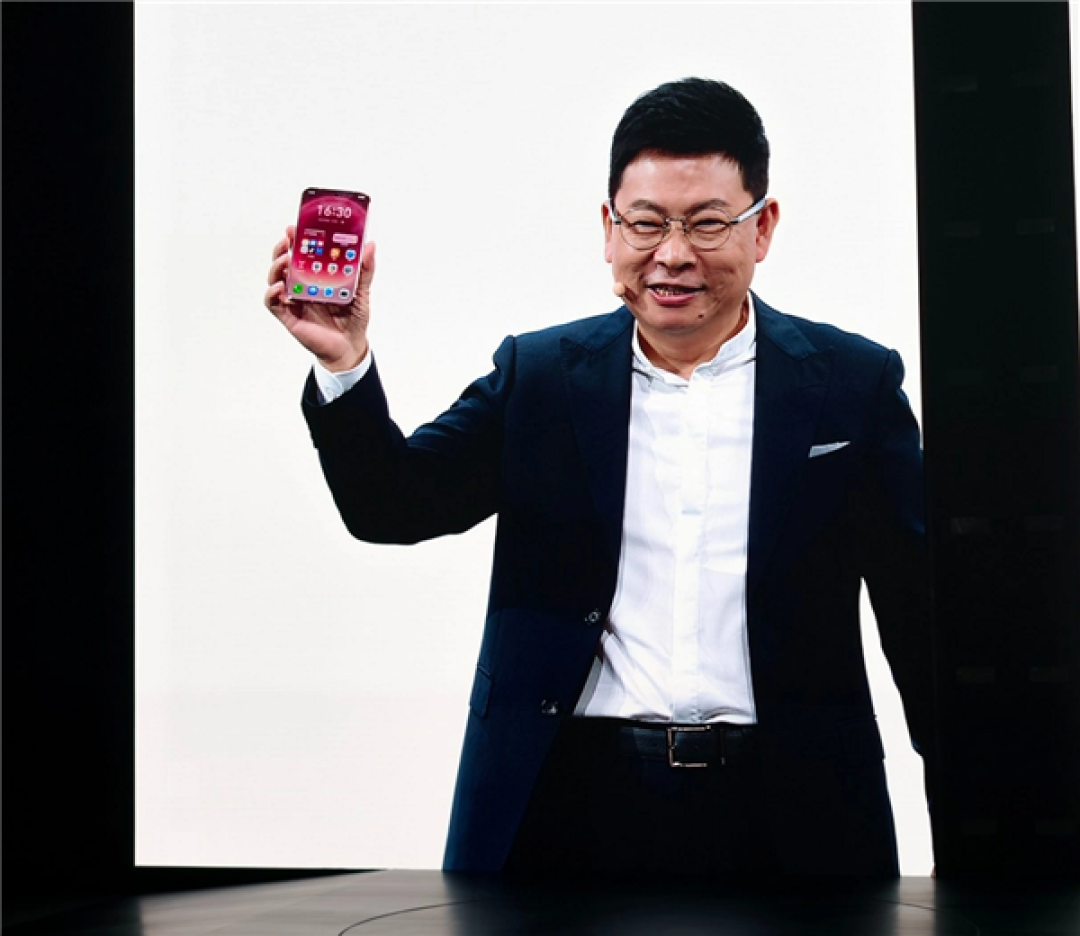 屏占比96.1%!余承东手持华为Pura X View真机亮相:黑边几乎快消失了
