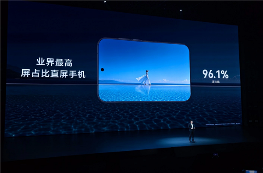 屏占比96.1%!余承东手持华为Pura X View真机亮相:黑边几乎快消失了