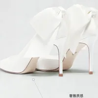 邝玲玲带思加图卖了2600万：1000块一双的Vera Wang联名鞋，普通人值得买吗？