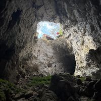 天坑探险火了，但别急着入坑：普通人第一次入地心，先算清这几笔账