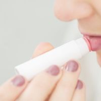 早八学生党懒得画唇妆；能当口红的唇膏要自然也要润