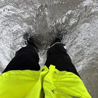 白海豚刚带走13万件理赔，海南广西又拉响台风警报：买"防水鞋"前，先分清防泼水、防水、防滑是三件事