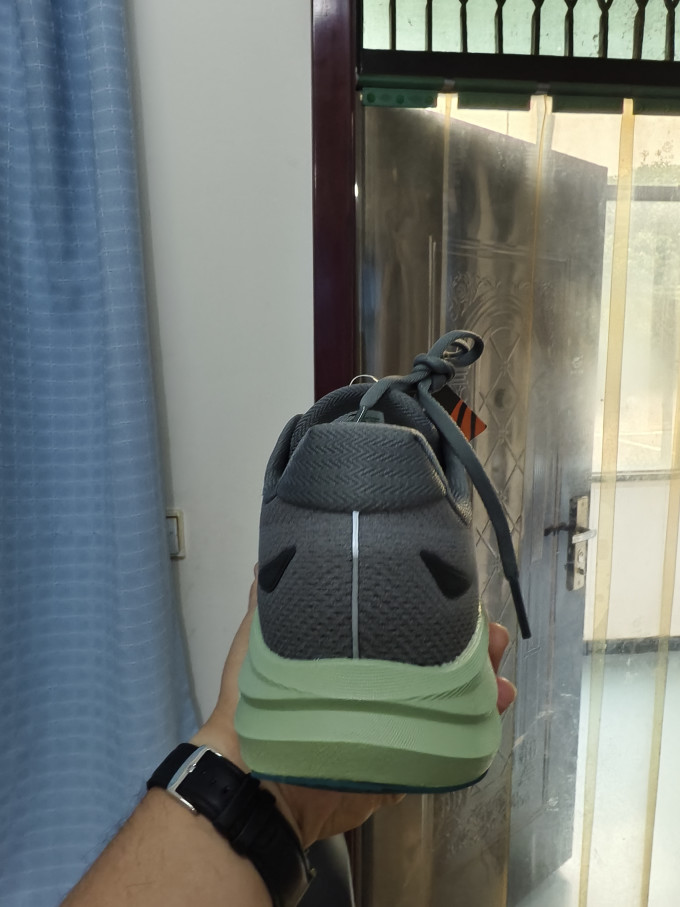 安踏跑鞋