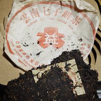 大益茶为什么有股烟味？这个曾被当成工艺缺陷的味道，如今大益一年三款新品都在追