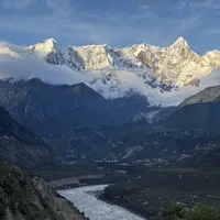 68岁老太独自飞拉萨圆梦，血压飙到快200被警察扶走：翻了40多条"带父母进藏"的真实帖，翻车的全栽在这三件事上