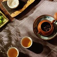 茶具花了几百块，拍出来却像没收拾的桌面：对完全网6个版本的喝茶构图教程，真正有用的就6个公式、1块布和4个免费动作